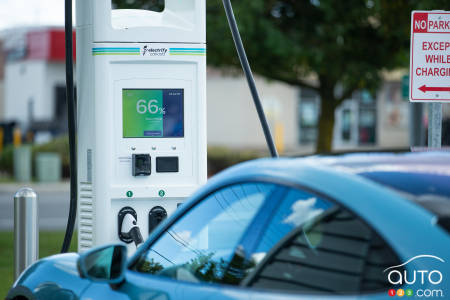 Porsche Taycan 4S, charging